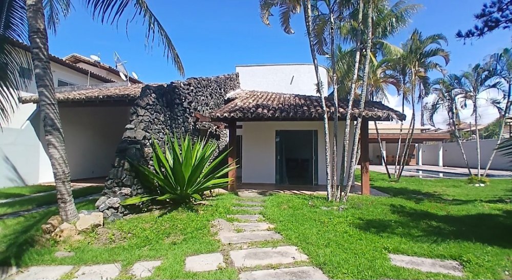 Vista frontal da casa principal