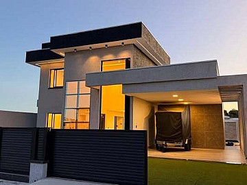 VENDO CASA - 04 DORMIT.(01 SUITE)